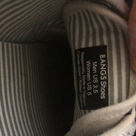 Bangs shoes. Cream colored flower detailing on sides. Women’s 5 or men’s 3.5 - Picture 3 of 5